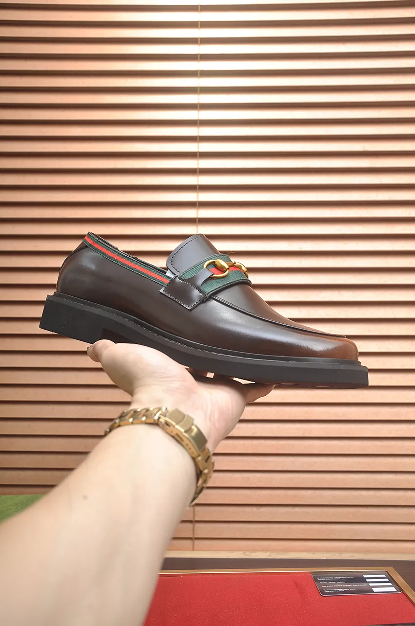 Men's shoes💰540💶Italy's top luxury men's shoe giant (GUCCI) (Gucci) (full cowhide lining) new arrival🍃Original European style🔰 Pleasant to the eye😍In order to make the shoes more durable and non-deformable🌀The production continues to follow traditional methods but there is still no lack of innovation💪Choose original sheepskin for the leather♻️ Smooth and natural And extra bright ⭐Made of imported cowhide, the first choice of rich people 38-45 (45 customized)